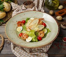 Цезарь с тигровой креветкой