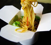 Вок с овощами и соусом