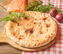 Осетинский пирог с красной рыбой и шпинатом