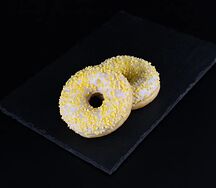 Донат с лимонной начинкой