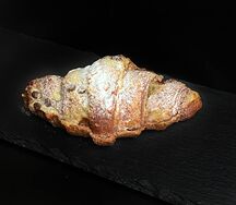 Круассан шоколадный с вишней