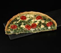 Половинка киша со шпинатом