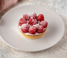 Тарталетка со свежими ягодами малины