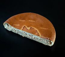 Половинка пирога с красной рыбой