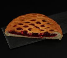 Половинка пирога с яблком и брусникой