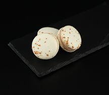 Макарун соленая карамель