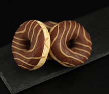 Донат с карамельной начинкой