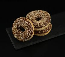 Донат с ореховой начинкой