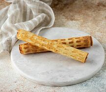 Вафельная трубочка с вареной сгущенкой