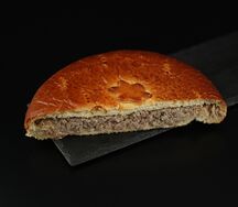 Половинка пирога с мясом