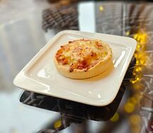 Киш с копченой грудинкой и луком