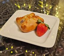 Пирожок с клубникой