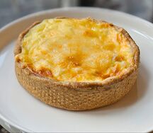 Киш ржаной с копченой куриной грудкой и сыром