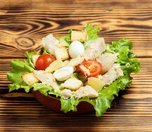 Салат Цезарь с курицей