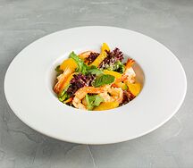 Салат с креветками и мятным соусом