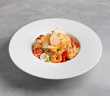 Цезарь с креветкой на фоне Колизея