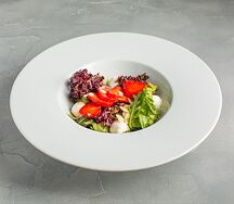 Салат с моцареллой и клубникой