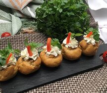 Профитроли с печёночным мусом и сыром креметто