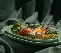 Яичница из трех яиц с ветчиной и помидорами