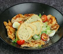 Салат Цезарь с курицей на гриле