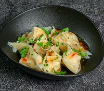 Дамплинги с крабом и креветками