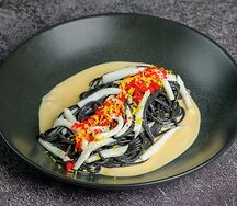 Черные спагетти с дальневосточным кальмаром