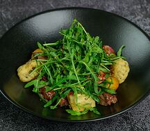 Салат с говядиной и вешенками темпура	