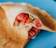 С помидорами, зеленью и сыром