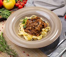 Фетучини с говядиной под соусом Демиглас