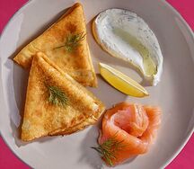Блины с лососем и соусом из сметаны и укропа