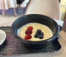 Каша овсяная с ягодами