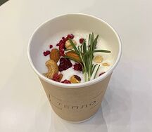 Овсяная каша с малиной и орехами