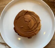 Крунат с соленой карамелью и орехом пекан