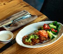 Драники с лососем слабой соли и заправленным салатом 