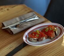 Бутерброд с красной слабосоленой икрой