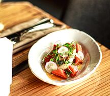 Филе волжского судака с печеной морковью и проростками гороха