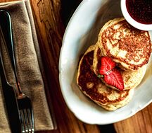 Оладьи со сметаной и вареньем