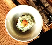 Рубленый бифштекс с яйцом и запеченным картофелем