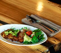 Драники с домашней бужениной и заправленным салатом 