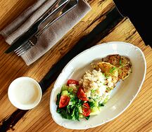 Драники с копчёной треской и заправленным салатом 