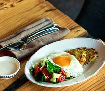 Драники с заправленным салатом и глазуньей 