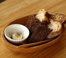 Хлебная корзина с маслом и четверговой солью