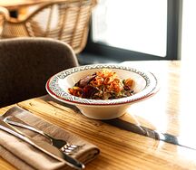 Бефстроганов из говяжьей вырезки с цукатами из соленого огурца