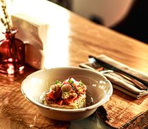 Оладьи с глазуньей и лососем