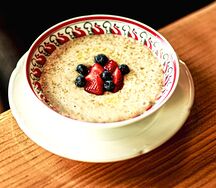 Сливочная рисовая каша с сезонными ягодами