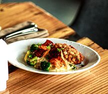 Пожарская котлета с картофельным пюре и грибным соусом