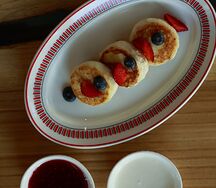 Сырники со сметаной и вареньем