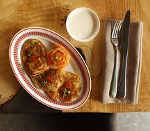 Оладьи с лососем и красной икрой