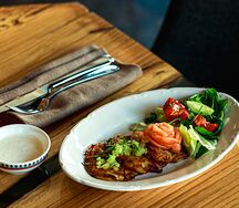 Драники с лососем слабой соли и заправленным салатом 