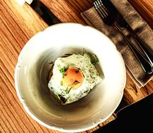 Рубленый бифштекс с яйцом и запеченным картофелем